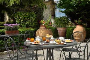 une table avec des assiettes de nourriture dans l'établissement Relais Villa Monte Solare Wellness & SPA, à Panicale