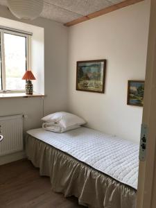 Postel nebo postele na pokoji v ubytování Nordgården - ferie på landet