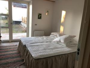 Postel nebo postele na pokoji v ubytování Nordgården - ferie på landet