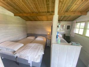 a bedroom with two beds and a sink in a room at Camping De Nieuwe Hof in Otterlo