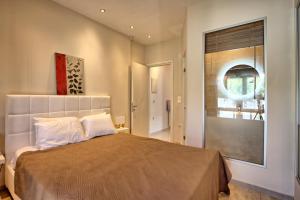 una camera con un letto e una porta che conduce a un corridoio di Beach Villa Christina by PosarelliVillas ad Acharavi Altre 23 foto