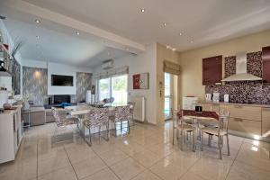 una cucina e un soggiorno con tavolo e sedie di Beach Villa Christina by PosarelliVillas ad Acharavi