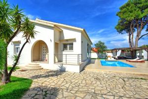 una villa con piscina e una casa di Beach Villa Christina by PosarelliVillas ad Acharavi