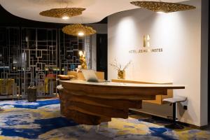 Best Western Plus Hotel & Restaurant Les Humanistes Colmar Nord في سليستا: كنيسة بها مكتب وبه جهاز كمبيوتر محمول