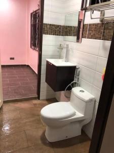 łazienka z toaletą i umywalką w obiekcie Ceria Homestay Putatan w mieście Putatan