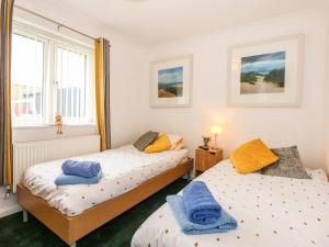 2 camas en una habitación con 2 ventanas en Seaview en Lowestoft