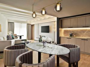 TV a/nebo společenská místnost v ubytování Mövenpick Hotel Bangkok Ploenchit BDMS
