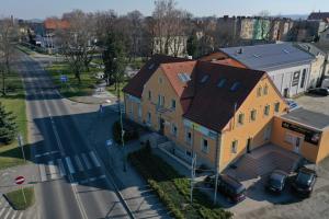 einen Blick über ein großes gelbes Haus auf einer Straße in der Unterkunft Apartamenty P7 Dzierżoniów in Dzierżoniów