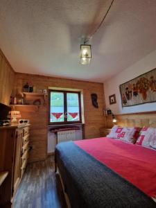 a bedroom with a bed and a window at L'Atelier du Temps - Treinadan Appartement in Cogne