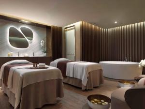 Mövenpick Hotel Bangkok Ploenchit BDMS客房内的一张或多张床位