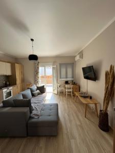 un soggiorno con divano e tavolo di inHeart Apartment Chios a Chio (Chios)
