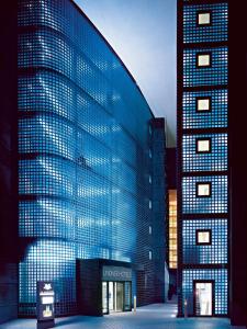 un gran edificio azul con un edificio alto en Lindner Hotel Cologne Am Dom, part of JdV by Hyatt en Colonia