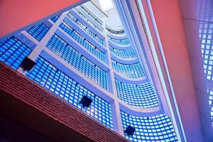 een uitzicht op een gebouw met blauwe ramen bij Lindner Hotel Cologne Am Dom, part of JdV by Hyatt in Keulen