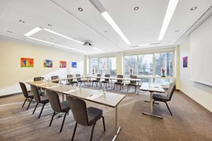 デュッセルドルフにあるLindner Hotel Dusseldorf Airport, part of JdV by Hyattの会議室(長いテーブルと椅子付)