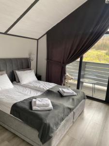 ein Schlafzimmer mit einem Bett mit zwei Handtüchern darauf in der Unterkunft Prostir 65 in Slawske