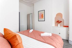 a bedroom with a bed with an orange blanket at Newly Renovated Apartments in Liverpool - Extended Stay in Liverpool