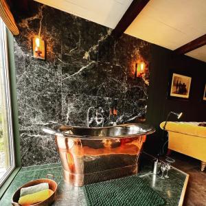 uma casa de banho com uma grande banheira no canto de um quarto em Waters edge em Cucklington