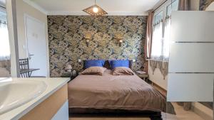 sypialnia z łóżkiem i wanną w obiekcie La Maison w mieście Mirebeau-sur-Bèze