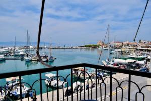 uitzicht op een jachthaven met boten in het water bij Nautical Nook in Aegina Town
