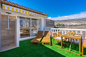 un patio con tavolo e sedie sul balcone. di Good Mood - Sunny Seaview a Callao Salvaje