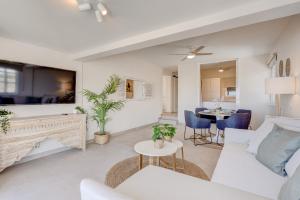 sala de estar con sofá blanco y mesa en Good Mood - Sunny Seaview, en Callao Salvaje