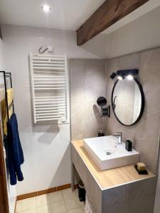 uma casa de banho com um lavatório e um espelho em Vue mer 360 La Cataline em Bormes-les-Mimosas