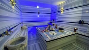 Koupelna v ubytování Lavin Hotel & Spa