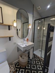 Bathroom sa Riverside cabin with private terrace + hot tub