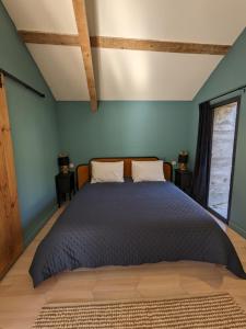 Postel nebo postele na pokoji v ubytování Riverside cabin with private terrace + hot tub