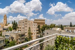 una vista sulla città dal balcone di un edificio di Full Option 3BR next King David a Gerusalemme