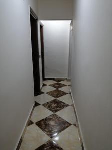 カイロにあるمساكن شيراتونの白いドアが付いたタイルフロアの廊下