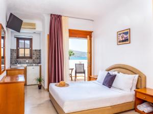 Postel nebo postele na pokoji v ubytování Elounda Alikes Suites & Studios + 37 fotografií