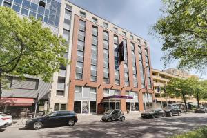 een groot gebouw met auto's geparkeerd voor het bij Premier Inn Berlin City Centre in Berlijn