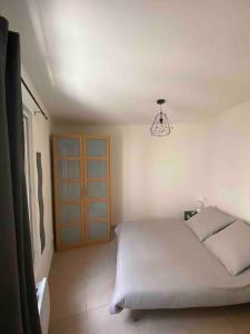 מיטה או מיטות בחדר ב-Appartement Cosy au centre du village