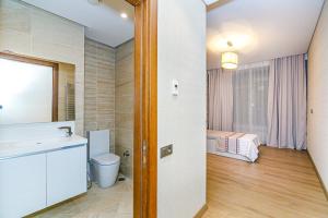 1 dormitorio y baño con lavabo y aseo. en Baku İn Front of hotel apartment, en Baku 51 fotos más