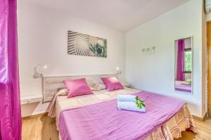 En eller flere senge i et værelse på Ideal Property Mallorca - Casa Paqui + 27 billeder