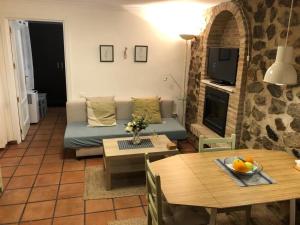 un salon avec un canapé et une table dans l'établissement Apartamento familiar en Toledo, con 2 dormitorios, camas de matrimonio, ideal ubicación y fantàsticas vistas, à Tolède
