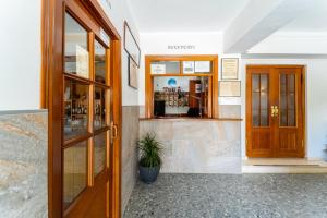 Hostal Miramar في لوس كانيوس دي ميكا: باب للبار في مبنى