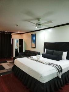 1 dormitorio con 1 cama grande y 1 sofá en Grand Central Hotel, en Ángeles