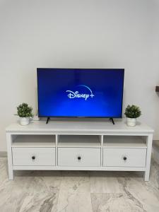Телевизор и/или развлекательный центр в Jardines Apartment