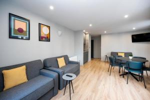 sala de estar con sofá, mesa y sillas en Staycity Aparthotels Paris Gare de l'Est, en París