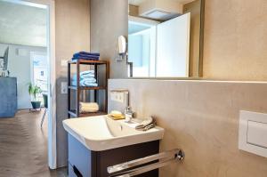 a bathroom with a sink and a mirror at Casa Ka Sol in Bodman-Ludwigshafen