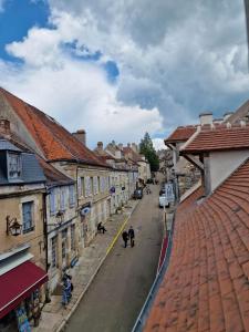 a view of a street in a town with buildings at Appartement au coeur de Vezelay - GALERIE 10 in Vézelay