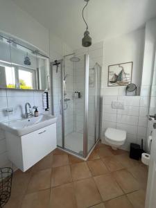 Et badeværelse på Studio Apartment Klabbu18 in Strandnähe