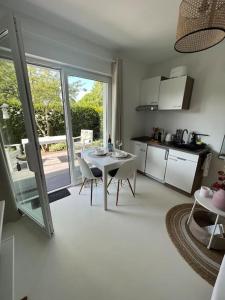 基爾的住宿－Studio Apartment Klabbu18 in Strandnähe，一间厨房,里面配有桌椅