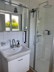基爾的住宿－Studio Apartment Klabbu18 in Strandnähe，白色的浴室设有水槽和淋浴。