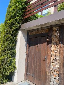 eine Holztür an der Seite eines Gebäudes in der Unterkunft Tanuma Apartment in Tallinn