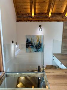 un acuario de cristal en una habitación con una pintura en la pared en The Vila Bled Premium Luxury Retreat, en Bled