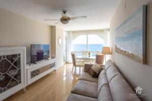 TV a/nebo společenská místnost v ubytování Apartment AGUAMARINA on the beach front