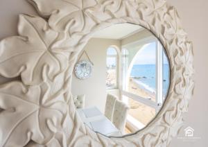 lustro w pokoju z widokiem na plażę w obiekcie Apartment AGUAMARINA on the beach front w Maladze
